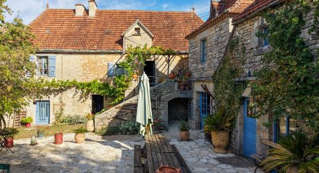COEUR DE CAUSSE – ENSEMBLE IMMOBILIER DE CARACTERE AVEC DEUX MAISONS, PISCINE, DEPENDANCES ET PLUS D’1 HECTARE DE TERRAIN