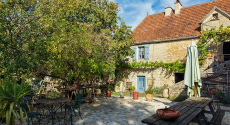 COEUR DE CAUSSE – ENSEMBLE IMMOBILIER DE CARACTERE AVEC DEUX MAISONS, PISCINE, DEPENDANCES ET PLUS D’1 HECTARE DE TERRAIN