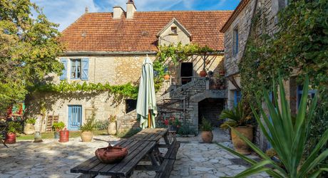 COEUR DE CAUSSE – ENSEMBLE IMMOBILIER DE CARACTERE AVEC DEUX MAISONS, PISCINE, DEPENDANCES ET PLUS D’1 HECTARE DE TERRAIN