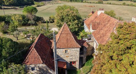 COEUR DE CAUSSE – ENSEMBLE IMMOBILIER DE CARACTERE AVEC DEUX MAISONS, PISCINE, DEPENDANCES ET PLUS D’1 HECTARE DE TERRAIN