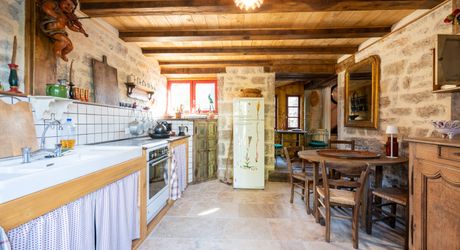COEUR DE CAUSSE – ENSEMBLE IMMOBILIER DE CARACTERE AVEC DEUX MAISONS, PISCINE, DEPENDANCES ET PLUS D’1 HECTARE DE TERRAIN