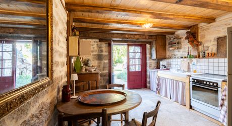 COEUR DE CAUSSE – ENSEMBLE IMMOBILIER DE CARACTERE AVEC DEUX MAISONS, PISCINE, DEPENDANCES ET PLUS D’1 HECTARE DE TERRAIN