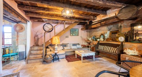 COEUR DE CAUSSE – ENSEMBLE IMMOBILIER DE CARACTERE AVEC DEUX MAISONS, PISCINE, DEPENDANCES ET PLUS D’1 HECTARE DE TERRAIN