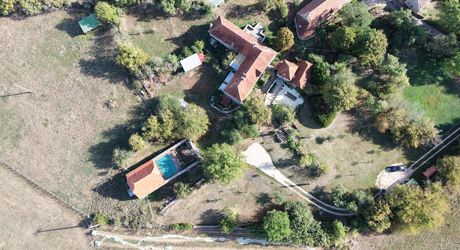 COEUR DE CAUSSE – ENSEMBLE IMMOBILIER DE CARACTERE AVEC DEUX MAISONS, PISCINE, DEPENDANCES ET PLUS D’1 HECTARE DE TERRAIN