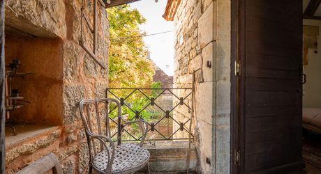 COEUR DE CAUSSE – ENSEMBLE IMMOBILIER DE CARACTERE AVEC DEUX MAISONS, PISCINE, DEPENDANCES ET PLUS D’1 HECTARE DE TERRAIN