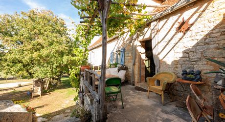 COEUR DE CAUSSE – ENSEMBLE IMMOBILIER DE CARACTERE AVEC DEUX MAISONS, PISCINE, DEPENDANCES ET PLUS D’1 HECTARE DE TERRAIN