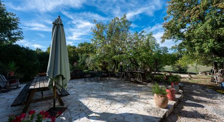 COEUR DE CAUSSE – ENSEMBLE IMMOBILIER DE CARACTERE AVEC DEUX MAISONS, PISCINE, DEPENDANCES ET PLUS D’1 HECTARE DE TERRAIN