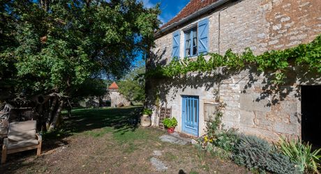 COEUR DE CAUSSE – ENSEMBLE IMMOBILIER DE CARACTERE AVEC DEUX MAISONS, PISCINE, DEPENDANCES ET PLUS D’1 HECTARE DE TERRAIN
