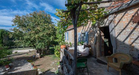 COEUR DE CAUSSE – ENSEMBLE IMMOBILIER DE CARACTERE AVEC DEUX MAISONS, PISCINE, DEPENDANCES ET PLUS D’1 HECTARE DE TERRAIN
