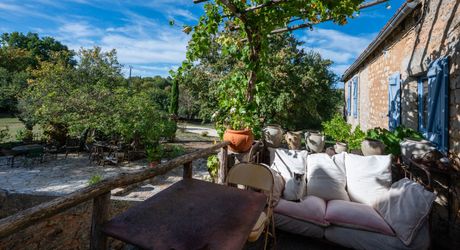 COEUR DE CAUSSE – ENSEMBLE IMMOBILIER DE CARACTERE AVEC DEUX MAISONS, PISCINE, DEPENDANCES ET PLUS D’1 HECTARE DE TERRAIN