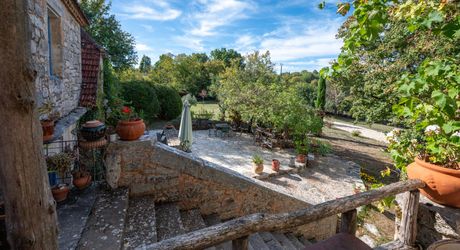 COEUR DE CAUSSE – ENSEMBLE IMMOBILIER DE CARACTERE AVEC DEUX MAISONS, PISCINE, DEPENDANCES ET PLUS D’1 HECTARE DE TERRAIN