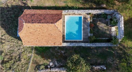 COEUR DE CAUSSE – ENSEMBLE IMMOBILIER DE CARACTERE AVEC DEUX MAISONS, PISCINE, DEPENDANCES ET PLUS D’1 HECTARE DE TERRAIN