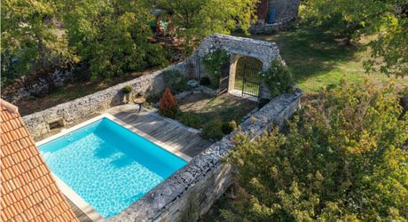COEUR DE CAUSSE – ENSEMBLE IMMOBILIER DE CARACTERE AVEC DEUX MAISONS, PISCINE, DEPENDANCES ET PLUS D’1 HECTARE DE TERRAIN