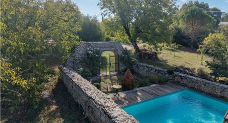 COEUR DE CAUSSE – ENSEMBLE IMMOBILIER DE CARACTERE AVEC DEUX MAISONS, PISCINE, DEPENDANCES ET PLUS D’1 HECTARE DE TERRAIN