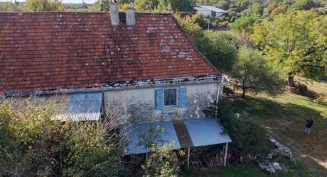 COEUR DE CAUSSE – ENSEMBLE IMMOBILIER DE CARACTERE AVEC DEUX MAISONS, PISCINE, DEPENDANCES ET PLUS D’1 HECTARE DE TERRAIN