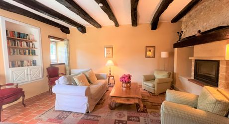 SUPERBE MAISON EN PIERRE RÉNOVÉE AVEC 3 CHAMBRES DANS UN CHARMANT HAMEAU PRÈS DE MONTIGNAC, AVEC PISCINE CHAUFFÉE NEUVE, GARAGE, CHALET ET DÉPENDANCES EN PIERRE, AVEC JARDINS ET QUELQUES BOIS. PF90311