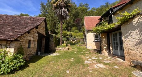 SUPERBE MAISON EN PIERRE RÉNOVÉE AVEC 3 CHAMBRES DANS UN CHARMANT HAMEAU PRÈS DE MONTIGNAC, AVEC PISCINE CHAUFFÉE NEUVE, GARAGE, CHALET ET DÉPENDANCES EN PIERRE, AVEC JARDINS ET QUELQUES BOIS. PF90311