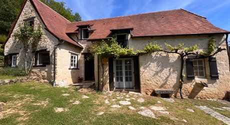SUPERBE MAISON EN PIERRE RÉNOVÉE AVEC 3 CHAMBRES DANS UN CHARMANT HAMEAU PRÈS DE MONTIGNAC, AVEC PISCINE CHAUFFÉE NEUVE, GARAGE, CHALET ET DÉPENDANCES EN PIERRE, AVEC JARDINS ET QUELQUES BOIS. PF90311