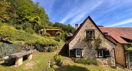 SUPERBE MAISON EN PIERRE RÉNOVÉE AVEC 3 CHAMBRES DANS UN CHARMANT HAMEAU PRÈS DE MONTIGNAC, AVEC PISCINE CHAUFFÉE NEUVE, GARAGE, CHALET ET DÉPENDANCES EN PIERRE, AVEC JARDINS ET QUELQUES BOIS. PF90311