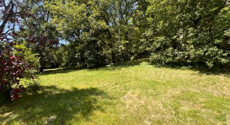 SUPERBE MAISON EN PIERRE RÉNOVÉE AVEC 3 CHAMBRES DANS UN CHARMANT HAMEAU PRÈS DE MONTIGNAC, AVEC PISCINE CHAUFFÉE NEUVE, GARAGE, CHALET ET DÉPENDANCES EN PIERRE, AVEC JARDINS ET QUELQUES BOIS. PF90311