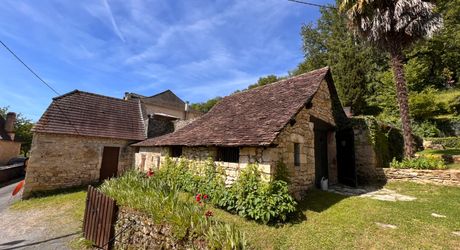 SUPERBE MAISON EN PIERRE RÉNOVÉE AVEC 3 CHAMBRES DANS UN CHARMANT HAMEAU PRÈS DE MONTIGNAC, AVEC PISCINE CHAUFFÉE NEUVE, GARAGE, CHALET ET DÉPENDANCES EN PIERRE, AVEC JARDINS ET QUELQUES BOIS. PF90311