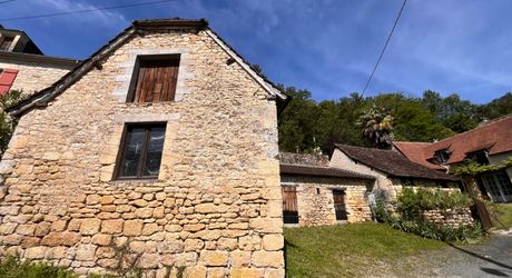 SUPERBE MAISON EN PIERRE RÉNOVÉE AVEC 3 CHAMBRES DANS UN CHARMANT HAMEAU PRÈS DE MONTIGNAC, AVEC PISCINE CHAUFFÉE NEUVE, GARAGE, CHALET ET DÉPENDANCES EN PIERRE, AVEC JARDINS ET QUELQUES BOIS. PF90311
