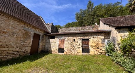 SUPERBE MAISON EN PIERRE RÉNOVÉE AVEC 3 CHAMBRES DANS UN CHARMANT HAMEAU PRÈS DE MONTIGNAC, AVEC PISCINE CHAUFFÉE NEUVE, GARAGE, CHALET ET DÉPENDANCES EN PIERRE, AVEC JARDINS ET QUELQUES BOIS. PF90311