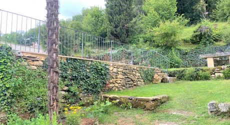 SUPERBE MAISON EN PIERRE RÉNOVÉE AVEC 3 CHAMBRES DANS UN CHARMANT HAMEAU PRÈS DE MONTIGNAC, AVEC PISCINE CHAUFFÉE NEUVE, GARAGE, CHALET ET DÉPENDANCES EN PIERRE, AVEC JARDINS ET QUELQUES BOIS. PF90311