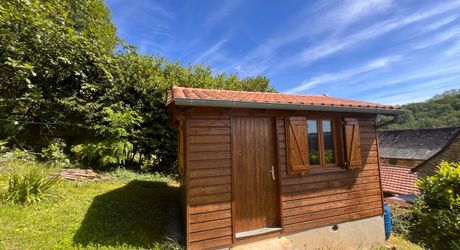 SUPERBE MAISON EN PIERRE RÉNOVÉE AVEC 3 CHAMBRES DANS UN CHARMANT HAMEAU PRÈS DE MONTIGNAC, AVEC PISCINE CHAUFFÉE NEUVE, GARAGE, CHALET ET DÉPENDANCES EN PIERRE, AVEC JARDINS ET QUELQUES BOIS. PF90311