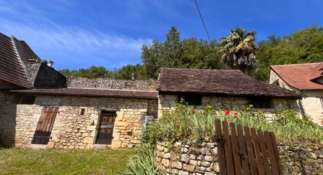SUPERBE MAISON EN PIERRE RÉNOVÉE AVEC 3 CHAMBRES DANS UN CHARMANT HAMEAU PRÈS DE MONTIGNAC, AVEC PISCINE CHAUFFÉE NEUVE, GARAGE, CHALET ET DÉPENDANCES EN PIERRE, AVEC JARDINS ET QUELQUES BOIS. PF90311