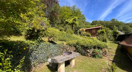 SUPERBE MAISON EN PIERRE RÉNOVÉE AVEC 3 CHAMBRES DANS UN CHARMANT HAMEAU PRÈS DE MONTIGNAC, AVEC PISCINE CHAUFFÉE NEUVE, GARAGE, CHALET ET DÉPENDANCES EN PIERRE, AVEC JARDINS ET QUELQUES BOIS. PF90311