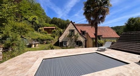 SUPERBE MAISON EN PIERRE RÉNOVÉE AVEC 3 CHAMBRES DANS UN CHARMANT HAMEAU PRÈS DE MONTIGNAC, AVEC PISCINE CHAUFFÉE NEUVE, GARAGE, CHALET ET DÉPENDANCES EN PIERRE, AVEC JARDINS ET QUELQUES BOIS. PF90311