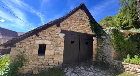 SUPERBE MAISON EN PIERRE RÉNOVÉE AVEC 3 CHAMBRES DANS UN CHARMANT HAMEAU PRÈS DE MONTIGNAC, AVEC PISCINE CHAUFFÉE NEUVE, GARAGE, CHALET ET DÉPENDANCES EN PIERRE, AVEC JARDINS ET QUELQUES BOIS. PF90311