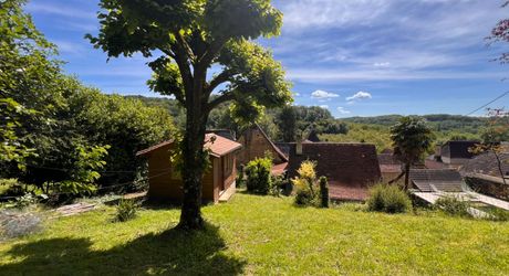 SUPERBE MAISON EN PIERRE RÉNOVÉE AVEC 3 CHAMBRES DANS UN CHARMANT HAMEAU PRÈS DE MONTIGNAC, AVEC PISCINE CHAUFFÉE NEUVE, GARAGE, CHALET ET DÉPENDANCES EN PIERRE, AVEC JARDINS ET QUELQUES BOIS. PF90311