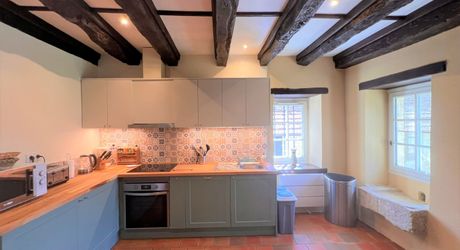 SUPERBE MAISON EN PIERRE RÉNOVÉE AVEC 3 CHAMBRES DANS UN CHARMANT HAMEAU PRÈS DE MONTIGNAC, AVEC PISCINE CHAUFFÉE NEUVE, GARAGE, CHALET ET DÉPENDANCES EN PIERRE, AVEC JARDINS ET QUELQUES BOIS. PF90311