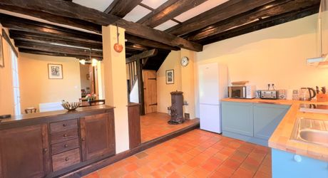 SUPERBE MAISON EN PIERRE RÉNOVÉE AVEC 3 CHAMBRES DANS UN CHARMANT HAMEAU PRÈS DE MONTIGNAC, AVEC PISCINE CHAUFFÉE NEUVE, GARAGE, CHALET ET DÉPENDANCES EN PIERRE, AVEC JARDINS ET QUELQUES BOIS. PF90311