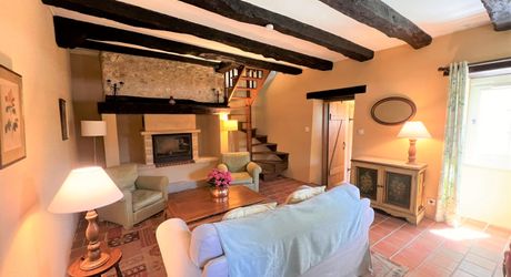 SUPERBE MAISON EN PIERRE RÉNOVÉE AVEC 3 CHAMBRES DANS UN CHARMANT HAMEAU PRÈS DE MONTIGNAC, AVEC PISCINE CHAUFFÉE NEUVE, GARAGE, CHALET ET DÉPENDANCES EN PIERRE, AVEC JARDINS ET QUELQUES BOIS. PF90311