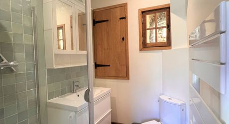 SUPERBE MAISON EN PIERRE RÉNOVÉE AVEC 3 CHAMBRES DANS UN CHARMANT HAMEAU PRÈS DE MONTIGNAC, AVEC PISCINE CHAUFFÉE NEUVE, GARAGE, CHALET ET DÉPENDANCES EN PIERRE, AVEC JARDINS ET QUELQUES BOIS. PF90311