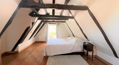 SUPERBE MAISON EN PIERRE RÉNOVÉE AVEC 3 CHAMBRES DANS UN CHARMANT HAMEAU PRÈS DE MONTIGNAC, AVEC PISCINE CHAUFFÉE NEUVE, GARAGE, CHALET ET DÉPENDANCES EN PIERRE, AVEC JARDINS ET QUELQUES BOIS. PF90311