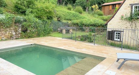 SUPERBE MAISON EN PIERRE RÉNOVÉE AVEC 3 CHAMBRES DANS UN CHARMANT HAMEAU PRÈS DE MONTIGNAC, AVEC PISCINE CHAUFFÉE NEUVE, GARAGE, CHALET ET DÉPENDANCES EN PIERRE, AVEC JARDINS ET QUELQUES BOIS. PF90311