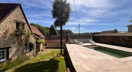 SUPERBE MAISON EN PIERRE RÉNOVÉE AVEC 3 CHAMBRES DANS UN CHARMANT HAMEAU PRÈS DE MONTIGNAC, AVEC PISCINE CHAUFFÉE NEUVE, GARAGE, CHALET ET DÉPENDANCES EN PIERRE, AVEC JARDINS ET QUELQUES BOIS. PF90311