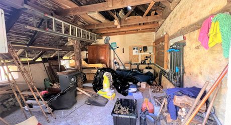 SUPERBE MAISON EN PIERRE RÉNOVÉE AVEC 3 CHAMBRES DANS UN CHARMANT HAMEAU PRÈS DE MONTIGNAC, AVEC PISCINE CHAUFFÉE NEUVE, GARAGE, CHALET ET DÉPENDANCES EN PIERRE, AVEC JARDINS ET QUELQUES BOIS. PF90311