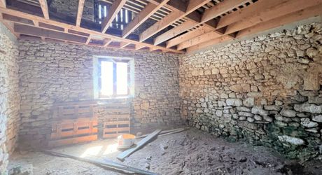 SUPERBE MAISON EN PIERRE RÉNOVÉE AVEC 3 CHAMBRES DANS UN CHARMANT HAMEAU PRÈS DE MONTIGNAC, AVEC PISCINE CHAUFFÉE NEUVE, GARAGE, CHALET ET DÉPENDANCES EN PIERRE, AVEC JARDINS ET QUELQUES BOIS. PF90311