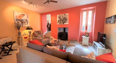 BELVES CENTRE. MAGNIFIQUE, 2 RECEPTION, 3 CHAMBRES, 2.5 SALLES DE BAIN EN SUPERBE ETAT, AVEC TERRASSE, JARDIN ET VUES ININTERROMPUES SUR LA CAMPAGNE. TOUTES LES COMMODITÉS SONT ACCESSIBLES À PIED ! PF90316