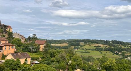 BELVES CENTRE. MAGNIFIQUE, 2 RECEPTION, 3 CHAMBRES, 2.5 SALLES DE BAIN EN SUPERBE ETAT, AVEC TERRASSE, JARDIN ET VUES ININTERROMPUES SUR LA CAMPAGNE. TOUTES LES COMMODITÉS SONT ACCESSIBLES À PIED ! PF90316