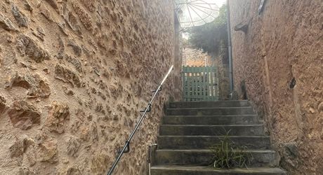BELVES CENTRE. MAGNIFIQUE, 2 RECEPTION, 3 CHAMBRES, 2.5 SALLES DE BAIN EN SUPERBE ETAT, AVEC TERRASSE, JARDIN ET VUES ININTERROMPUES SUR LA CAMPAGNE. TOUTES LES COMMODITÉS SONT ACCESSIBLES À PIED ! PF90316