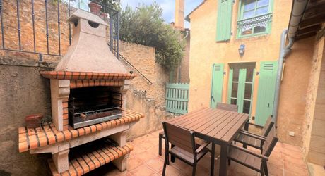 BELVES CENTRE. MAGNIFIQUE, 2 RECEPTION, 3 CHAMBRES, 2.5 SALLES DE BAIN EN SUPERBE ETAT, AVEC TERRASSE, JARDIN ET VUES ININTERROMPUES SUR LA CAMPAGNE. TOUTES LES COMMODITÉS SONT ACCESSIBLES À PIED ! PF90316