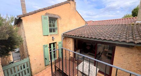 BELVES CENTRE. MAGNIFIQUE, 2 RECEPTION, 3 CHAMBRES, 2.5 SALLES DE BAIN EN SUPERBE ETAT, AVEC TERRASSE, JARDIN ET VUES ININTERROMPUES SUR LA CAMPAGNE. TOUTES LES COMMODITÉS SONT ACCESSIBLES À PIED ! PF90316