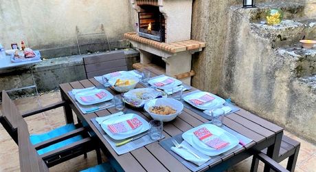 BELVES CENTRE. MAGNIFIQUE, 2 RECEPTION, 3 CHAMBRES, 2.5 SALLES DE BAIN EN SUPERBE ETAT, AVEC TERRASSE, JARDIN ET VUES ININTERROMPUES SUR LA CAMPAGNE. TOUTES LES COMMODITÉS SONT ACCESSIBLES À PIED ! PF90316