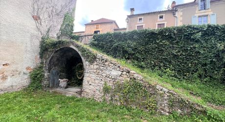 BELVES CENTRE. MAGNIFIQUE, 2 RECEPTION, 3 CHAMBRES, 2.5 SALLES DE BAIN EN SUPERBE ETAT, AVEC TERRASSE, JARDIN ET VUES ININTERROMPUES SUR LA CAMPAGNE. TOUTES LES COMMODITÉS SONT ACCESSIBLES À PIED ! PF90316